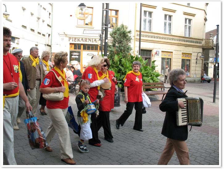 Przy akompaniamencie akordeonu, bbenkw i gwizdkw...