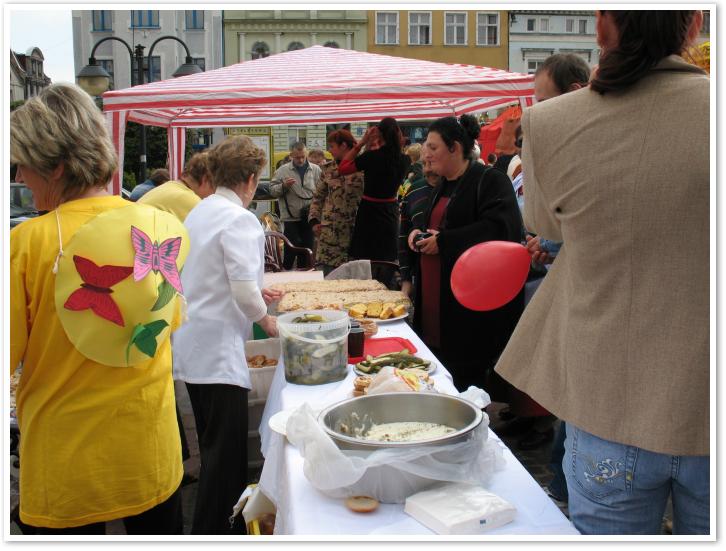 Uczestnicy festynu mogli posila si chlebem ze 