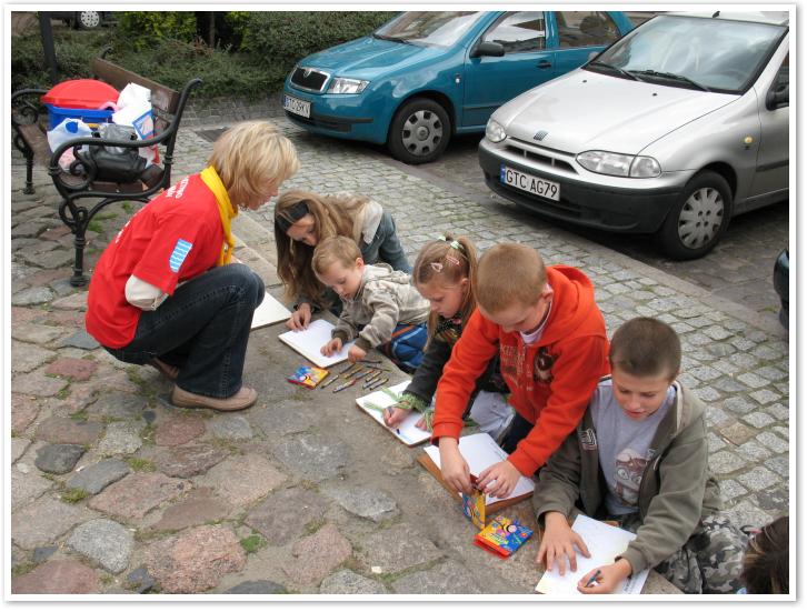 W zaciszu za scen rozpocz si konkurs plastyczny.